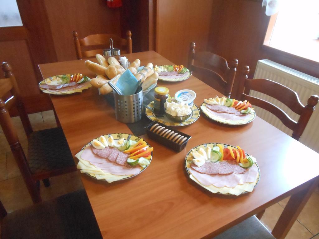 Restaurace Na Krizovatce Apartment Bozanov ภายนอก รูปภาพ